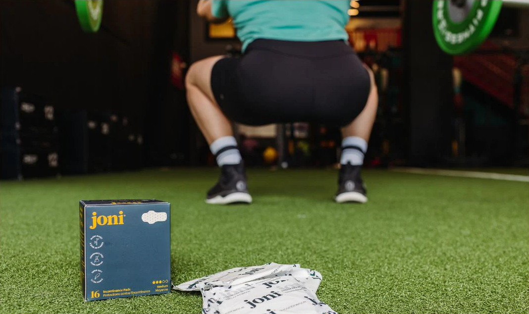 Person with urinary incontinence doing a squat and engaging in exercise thanks to incontinence pads